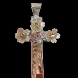 Cruz cristal y flores