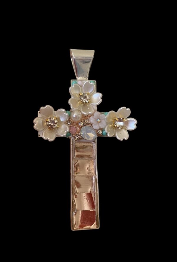 Cruz cristal y flores