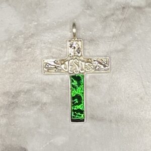 Cruz verde y plateada
