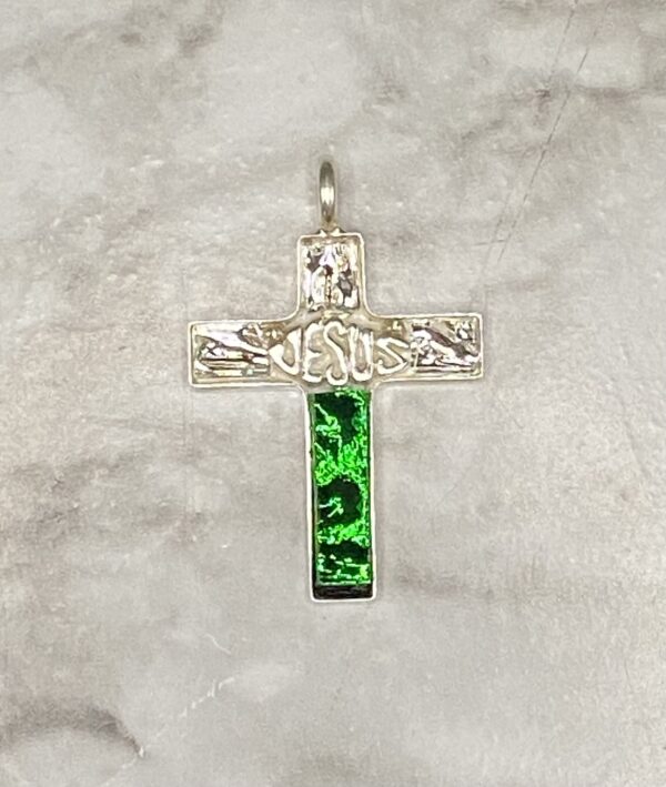 Cruz verde y plateada