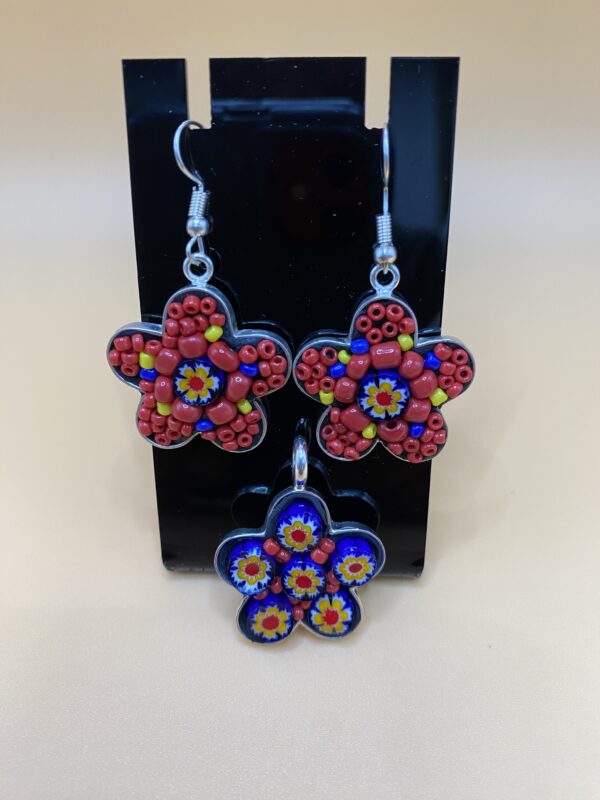 Set de flores colgante y aretes rojo, azul y amarillo