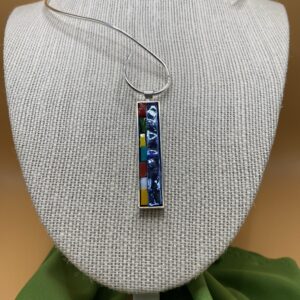 Colgante alargado multicolor azuloso