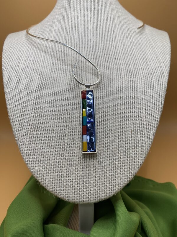 Colgante alargado multicolor azuloso