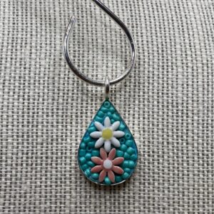 Colgante en forma de gota con flores