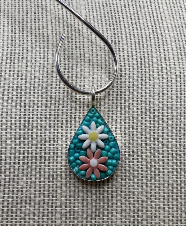 Colgante en forma de gota con flores