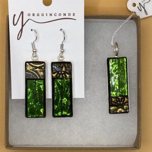 Conjunto de aretes y colgante verde y dorado