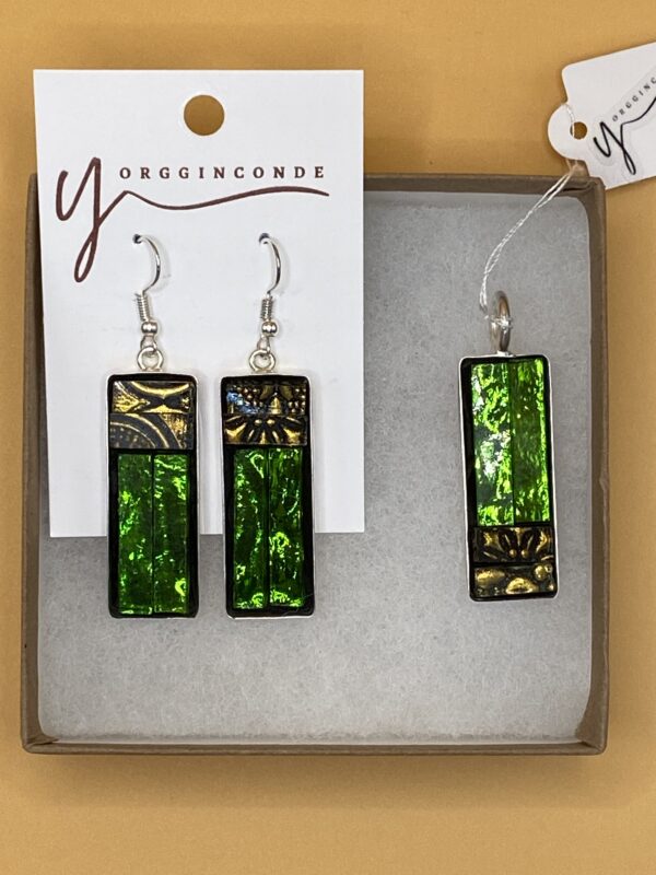 Conjunto de aretes y colgante verde y dorado