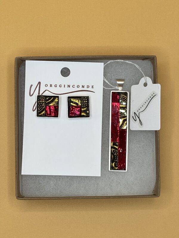 Conjunto  oro y rojo de colgante alargado y aretes (post)