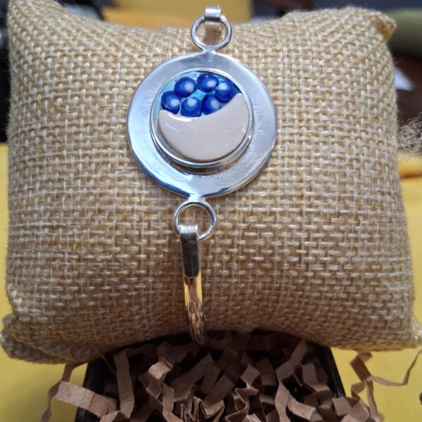 Pulsera media luna beige y azul