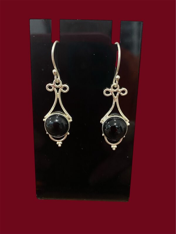 Aretes con vidrio fundido negro