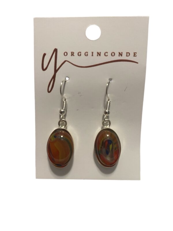 Aretes con vidrio fundido