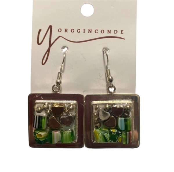 Aretes cuadrados en tonos verdosos
