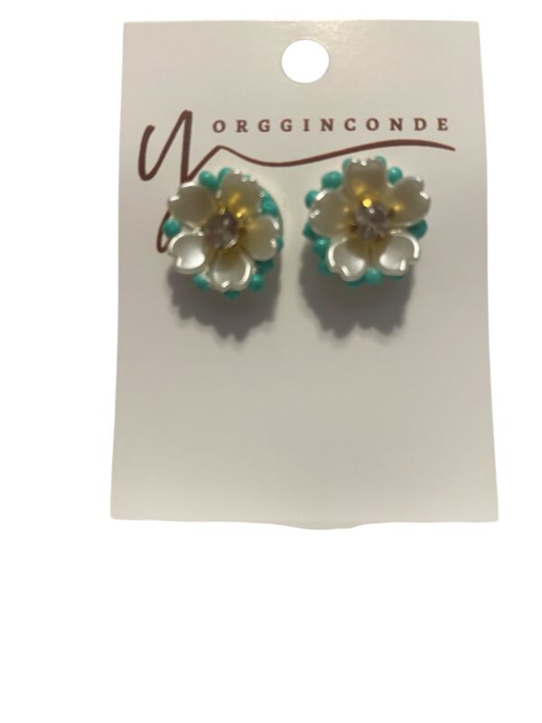 Aretes flores blancas