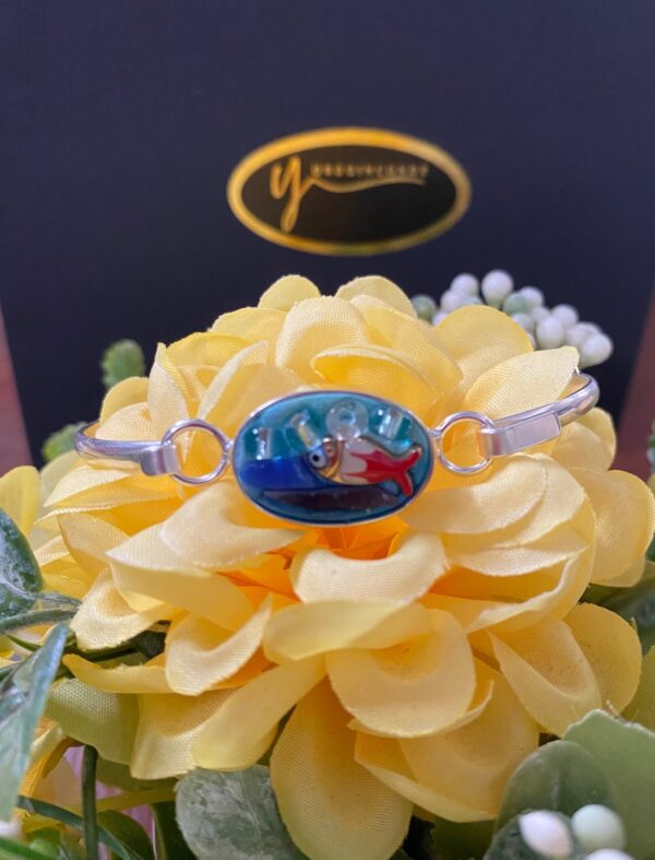 Pulsera ovalada con pez