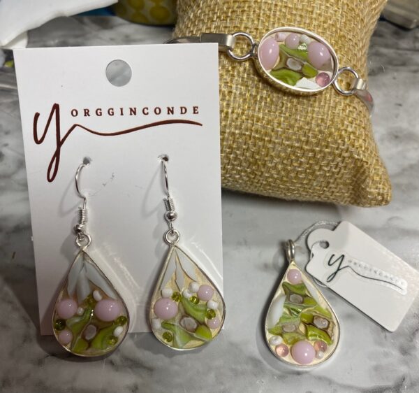 Aretes, colgante y pulsera