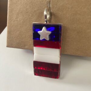 Colgante con los colores y estrella de la bandera