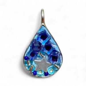 Colgante en forma de pera en tonos azules