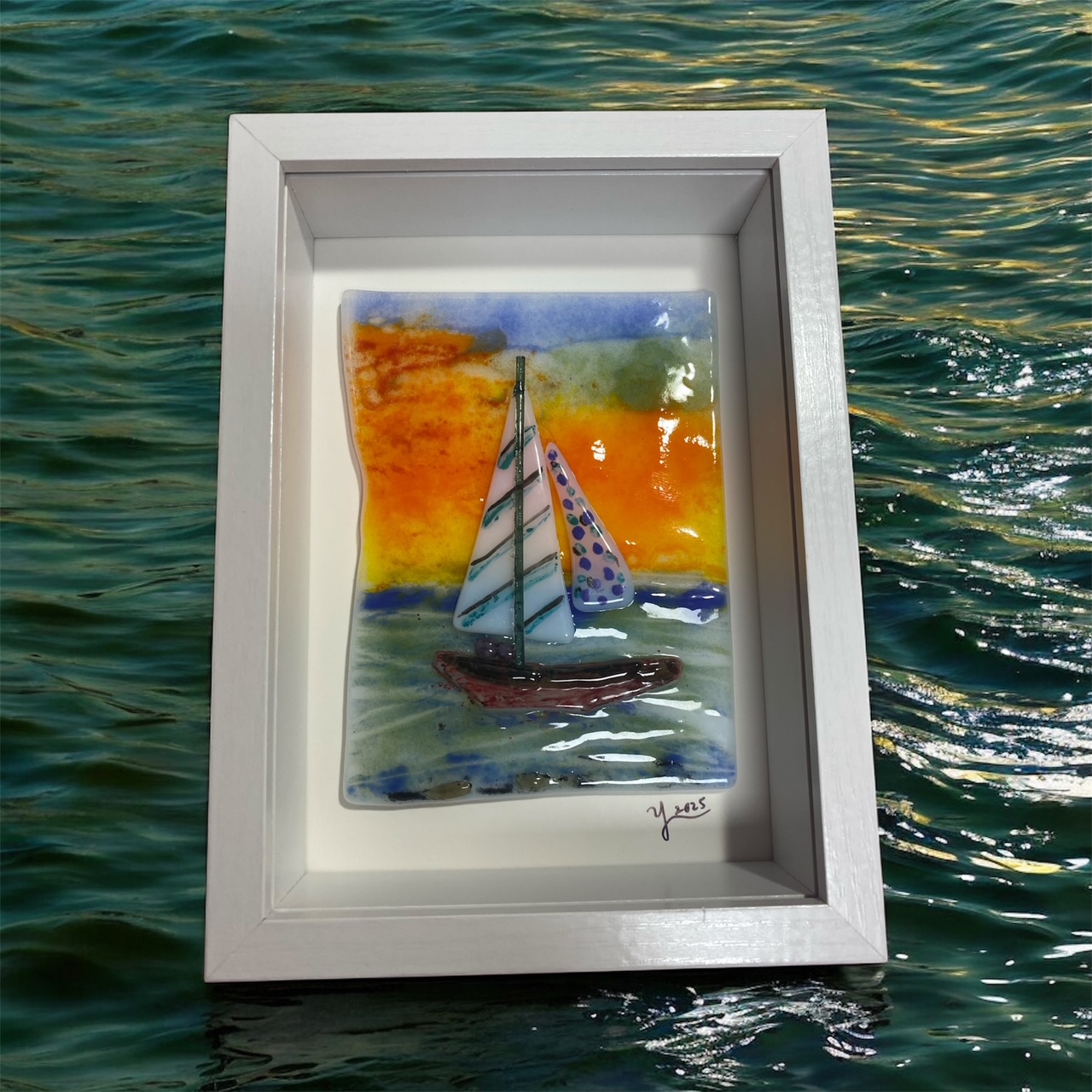 Velero en aguas tranquilas, 2025