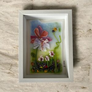 ABEJITA LLEGA AL JARDIN